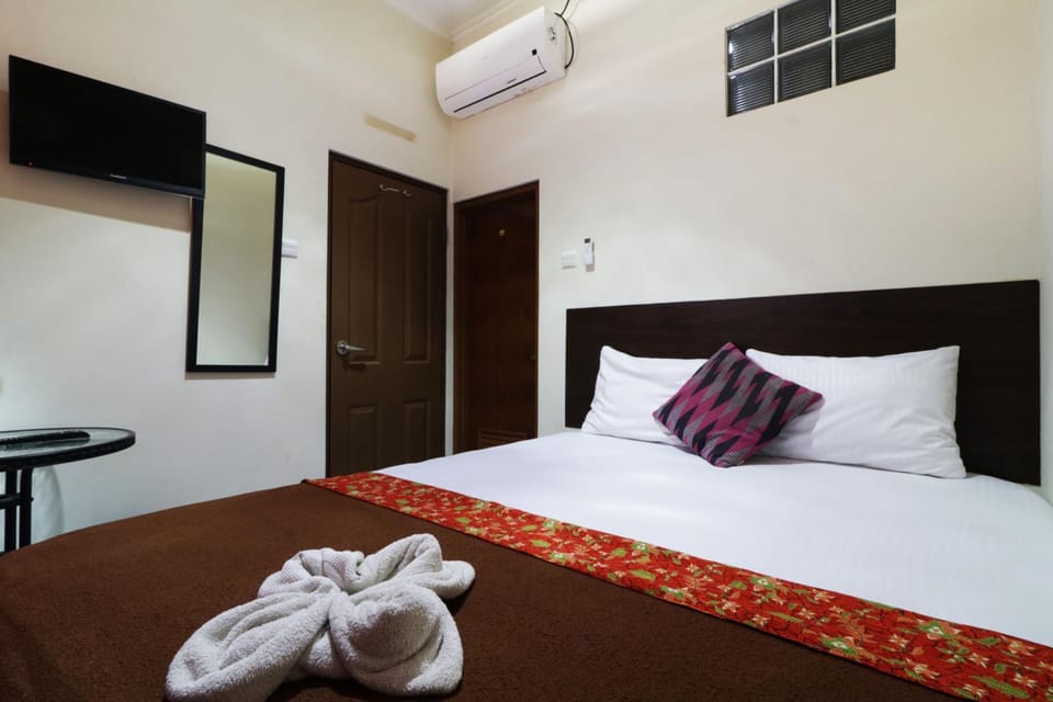 Double Superior AC (Private Bathroom) | Desk