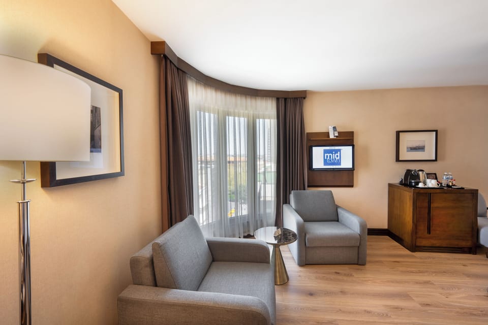 Suite, 1 Double Bed, Corner | Premium bedding, memory foam beds, minibar, in-room safe