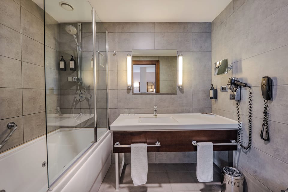 Suite, 1 Double Bed, Corner | Bathroom | Free toiletries, hair dryer, bathrobes, slippers