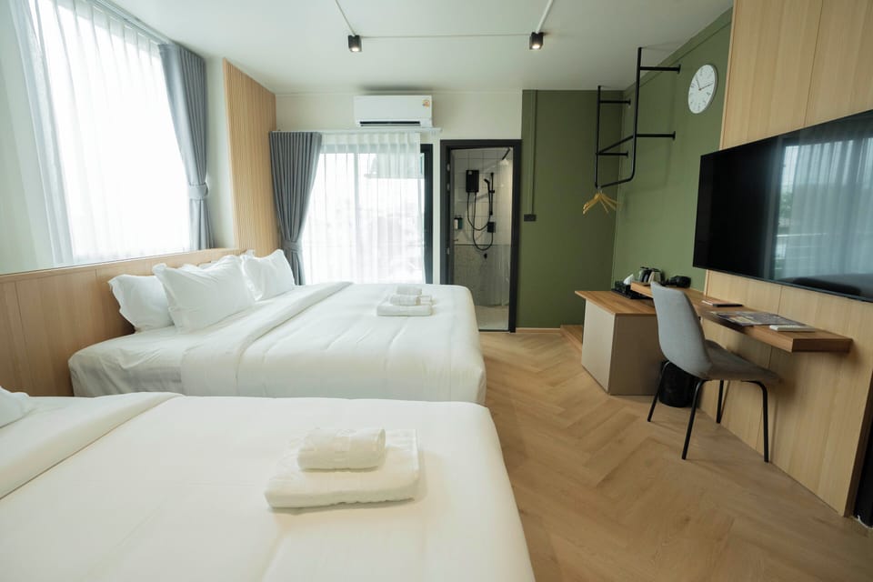 Deluxe Room, 1 Bedroom | Desk, laptop workspace, blackout drapes, free WiFi
