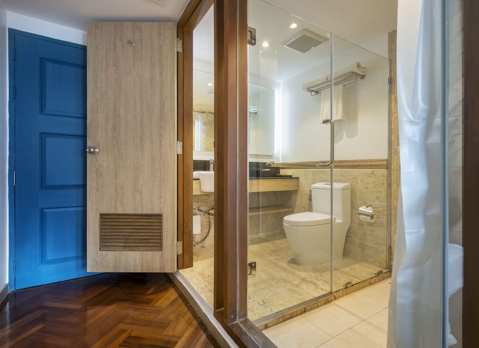 Deluxe Twin bed | Bathroom | Free toiletries, bidet, towels
