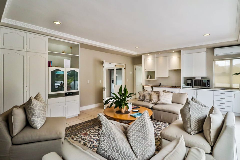 Luxury Suite, Mountain View | Living room | 43-inch LED TV with premium channels, TV