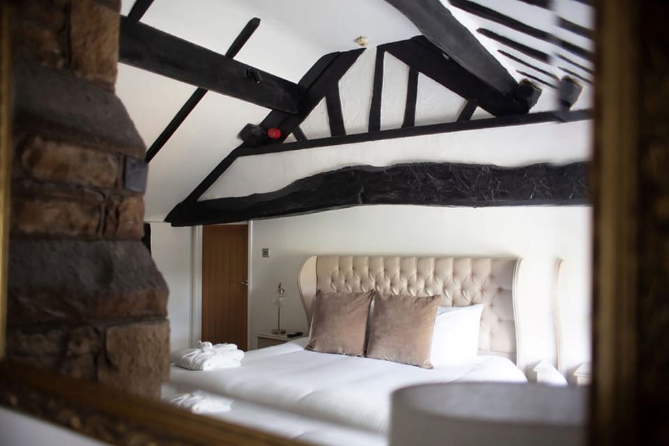 Deluxe Double Room, 1 King Bed | Individually decorated, individually furnished, iron/ironing board