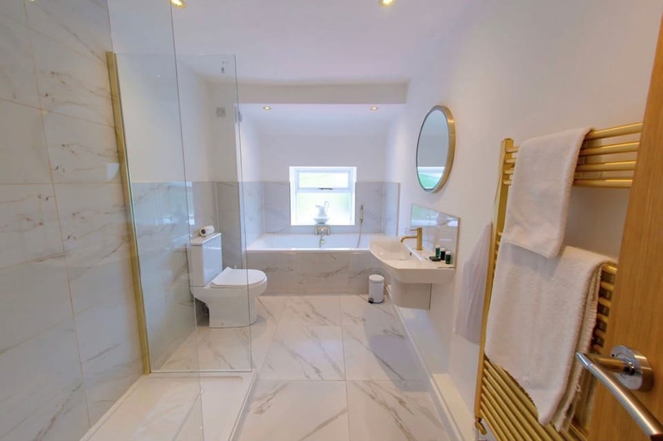 Deluxe Double Room, 1 King Bed | Bathroom | Free toiletries, hair dryer, towels