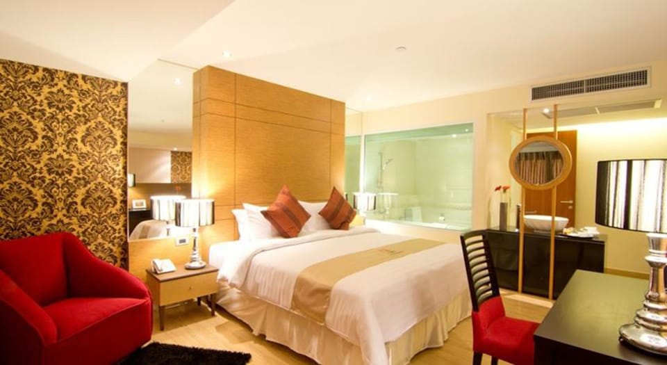 Executive Room, 1 Bedroom | Minibar, in-room safe, desk, blackout drapes