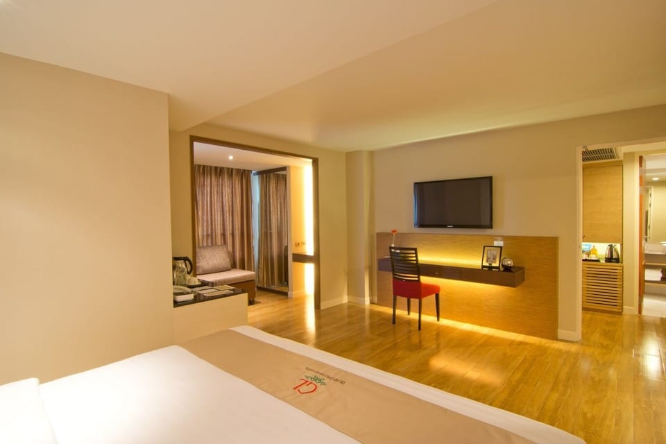 Family Room | Minibar, in-room safe, desk, blackout drapes