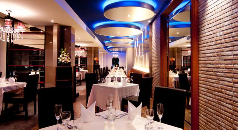 2 restaurants; breakfast and lunch served