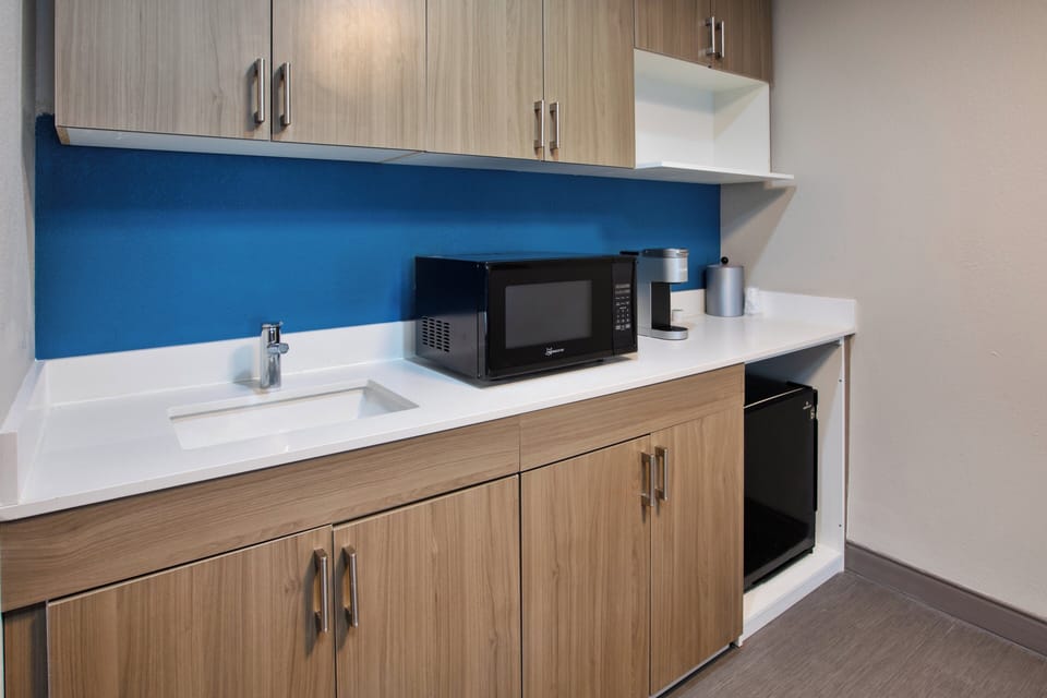 Suite, 1 King Bed | Room amenity