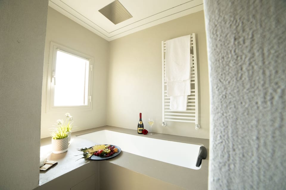 Deluxe Double or Twin Room, Lake View | Bathroom | Hair dryer, bidet, towels