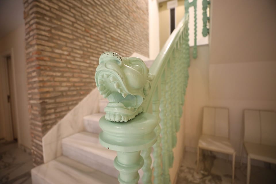 Handrails in stairways