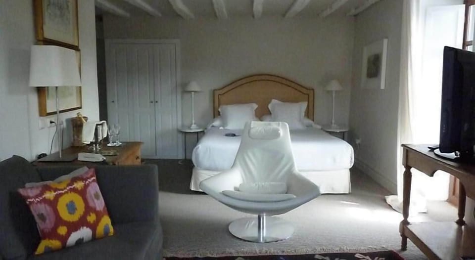 Junior Suite | 1 bedroom, minibar, desk, free WiFi
