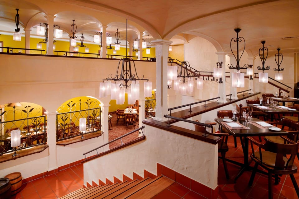 3 restaurants; breakfast, lunch, and dinner served