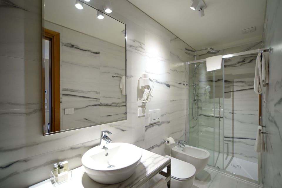 Comfort Single Room | Bathroom | Separate tub and shower, free toiletries, hair dryer, bathrobes