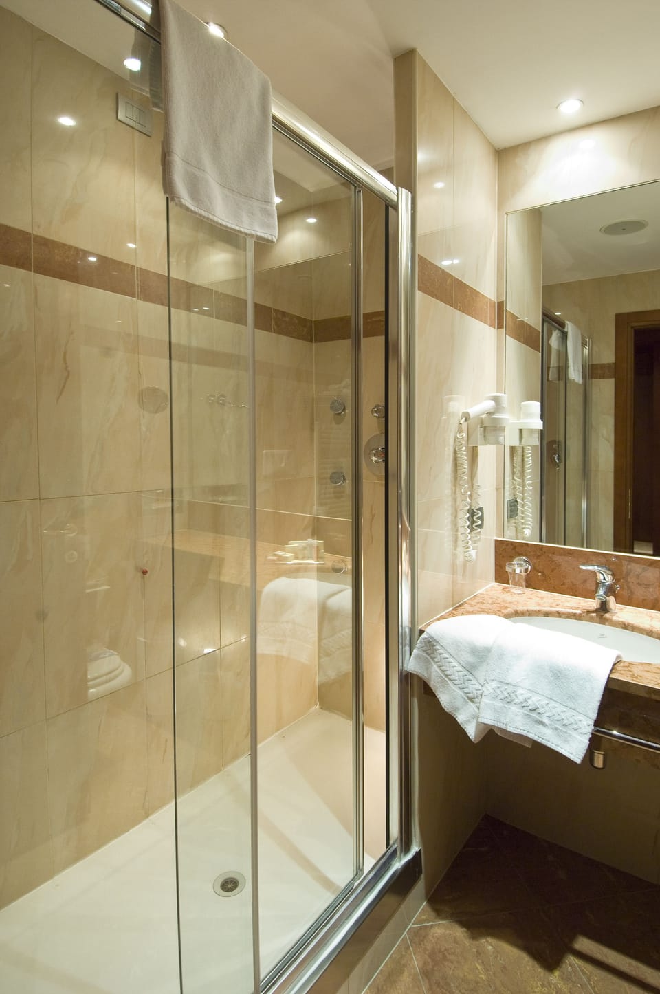 Shower, rainfall showerhead, free toiletries, hair dryer