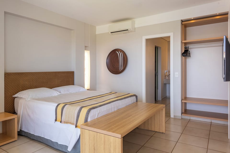 Master Suite | Minibar, in-room safe, desk, blackout drapes