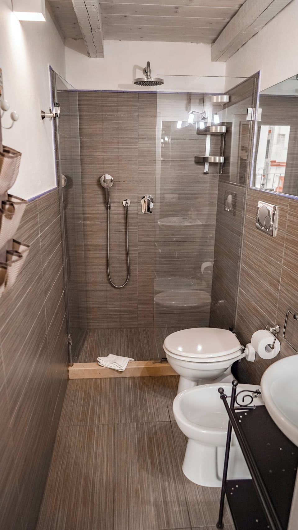 Suite, Terrace | Bathroom | Shower, free toiletries, hair dryer, bidet