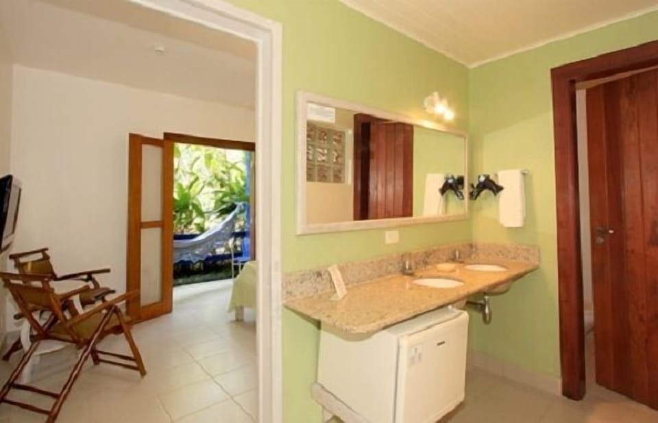 Shower, free toiletries, hair dryer