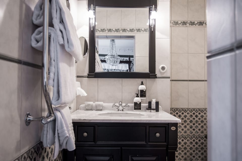 Executive Double Room, City View | Bathroom | Free toiletries, hair dryer, towels