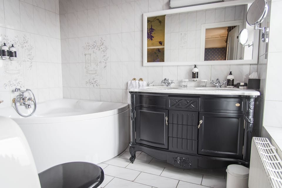 Executive Double Room, Balcony, City View | Bathroom | Free toiletries, hair dryer, towels