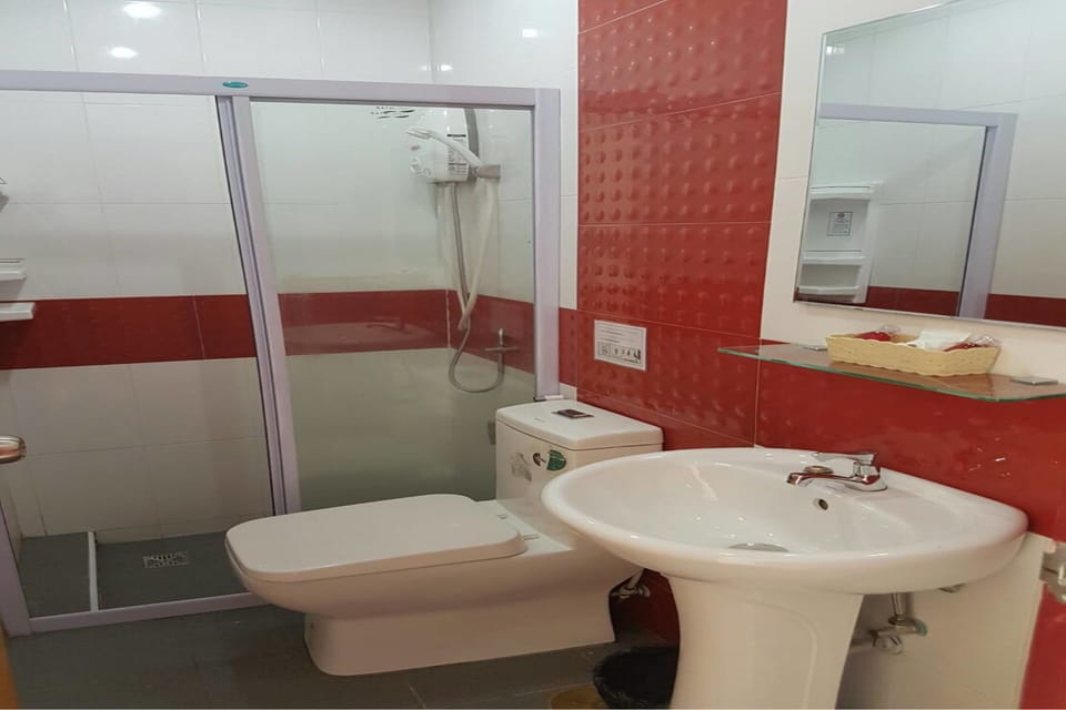 Shower, free toiletries, towels