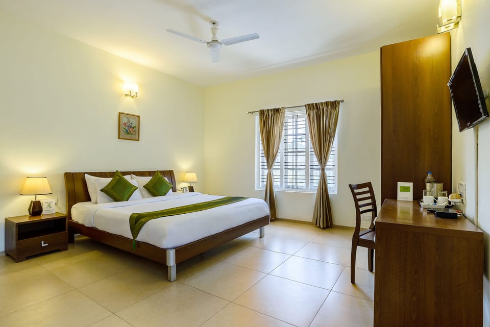 Deluxe Room | Desk, iron/ironing board, free WiFi, bed sheets