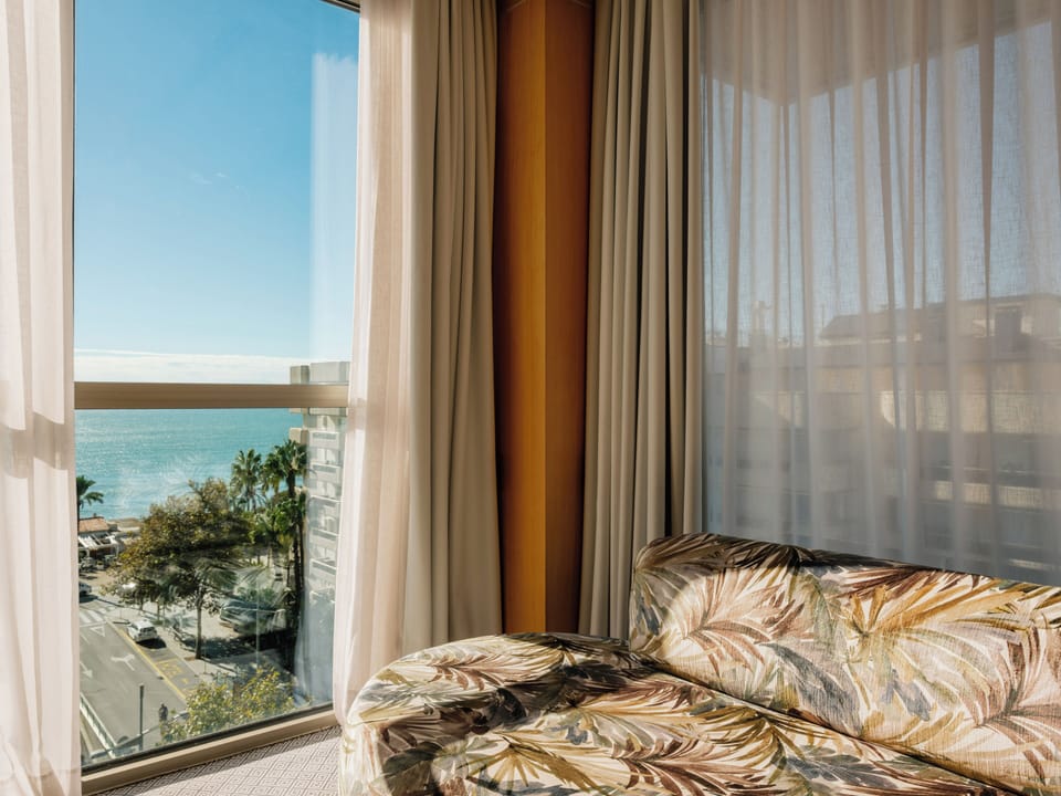 Minibar, free WiFi, bed sheets