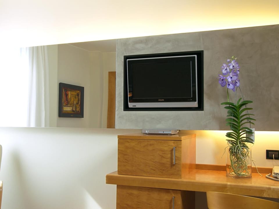 Hypo-allergenic bedding available, minibar, in-room safe, desk