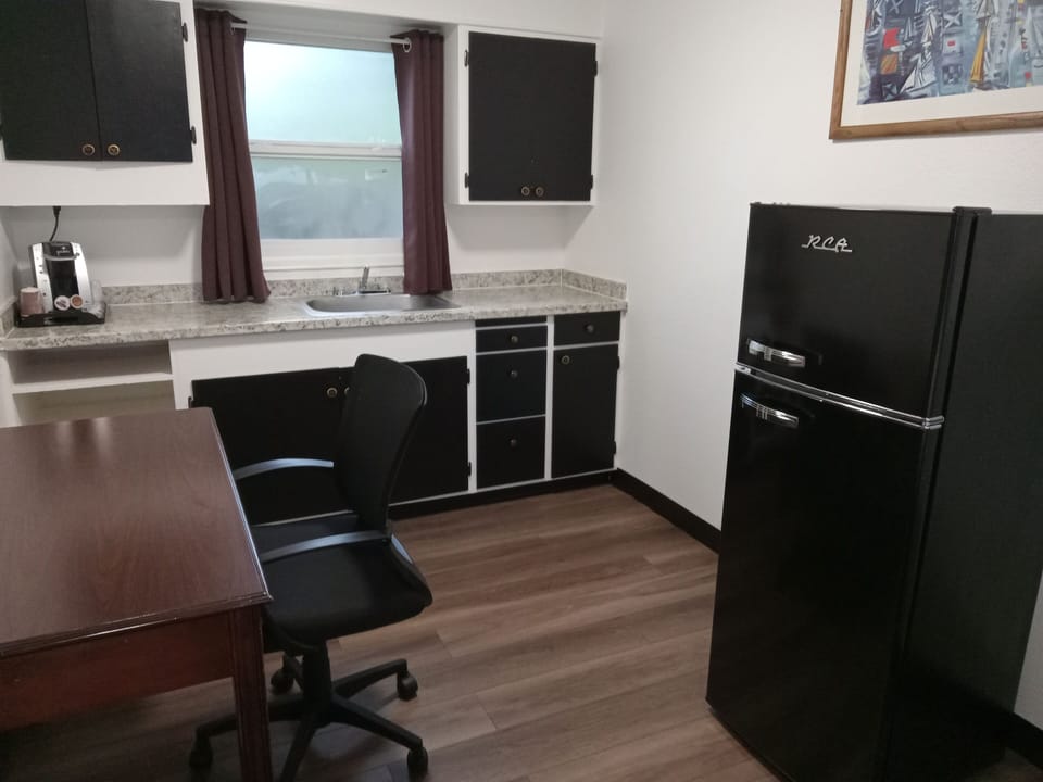 Studio, 1 King Bed, Kitchenette | Private kitchen | Fridge, microwave, coffee/tea maker