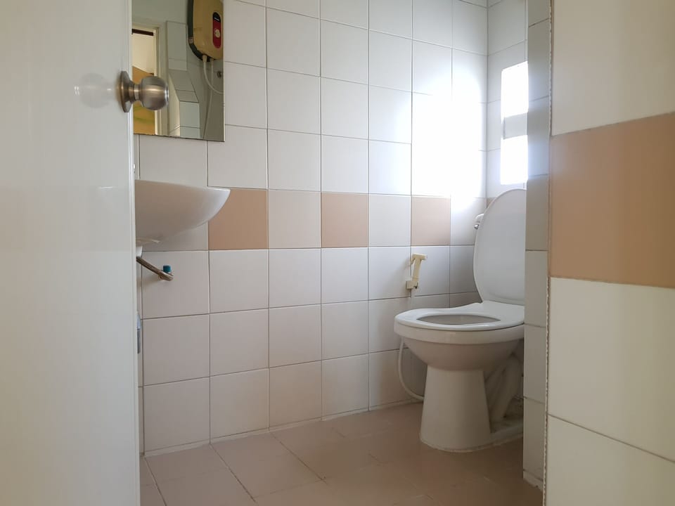 Single Room | Bathroom | Shower, free toiletries, towels