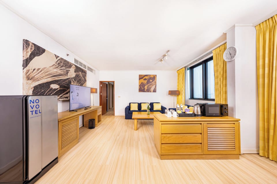 Executive Suite, 1 Bedroom | Living room | TV
