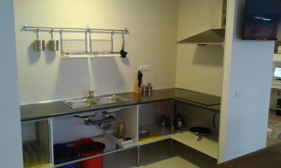 Coffee/tea maker, fridge, microwave, stovetop