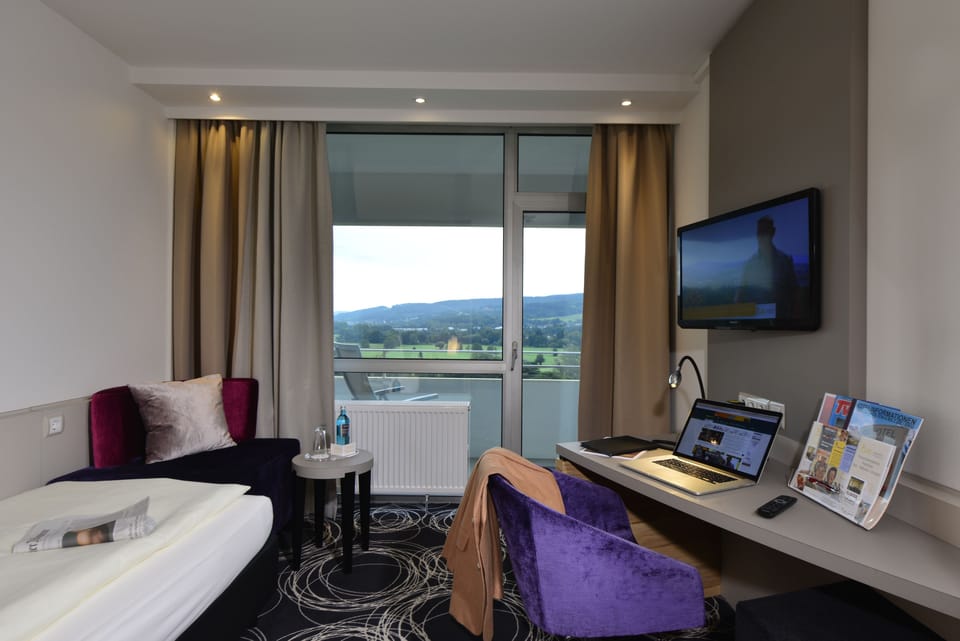 Hypo-allergenic bedding, in-room safe, desk, free WiFi