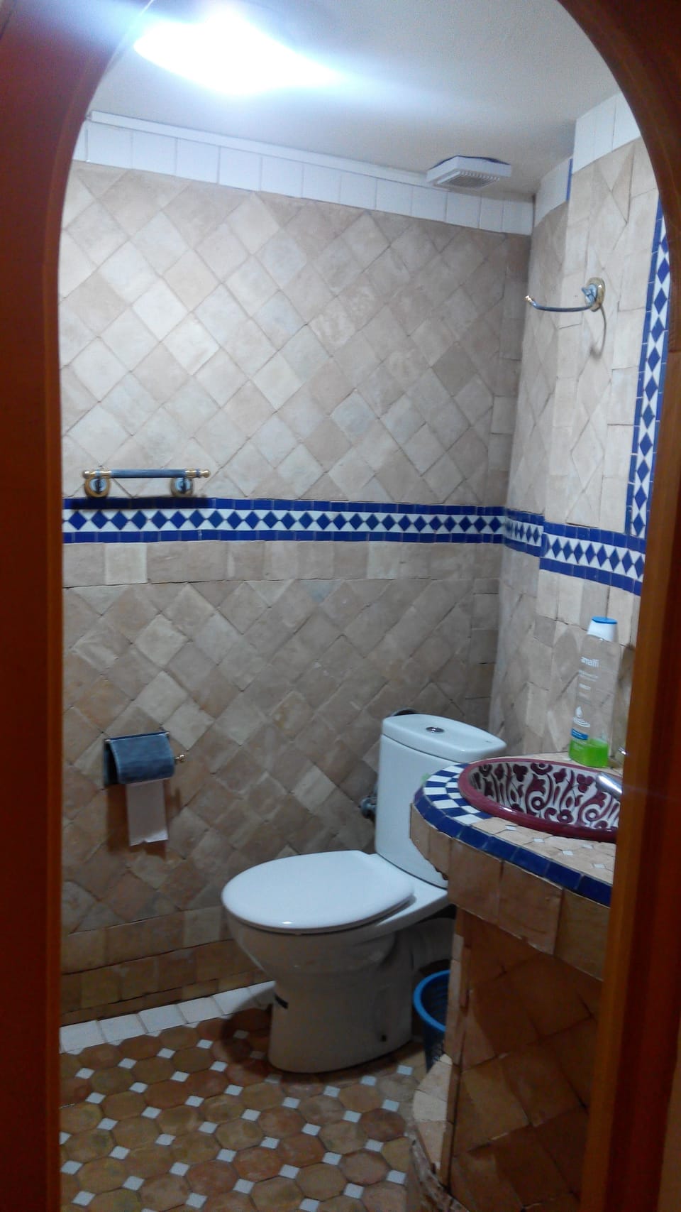 Luxury Triple Room | Bathroom | Shower, free toiletries, hair dryer, towels