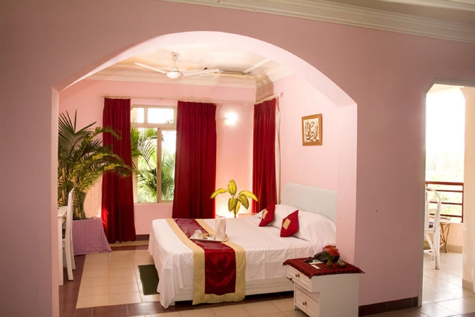 Deluxe package | Egyptian cotton sheets, premium bedding, minibar, in-room safe