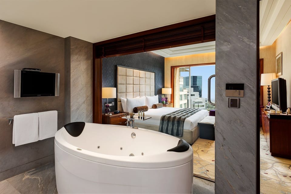 Executive Suite, Smoking | 1 bedroom, premium bedding, minibar, in-room safe