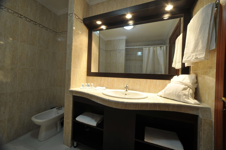 Senior Suite | Bathroom | Deep soaking tub, free toiletries, hair dryer (on request), slippers