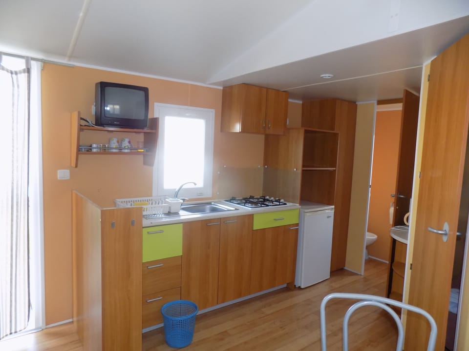 Bungalow, 2 Bedrooms | Private kitchenette | Fridge