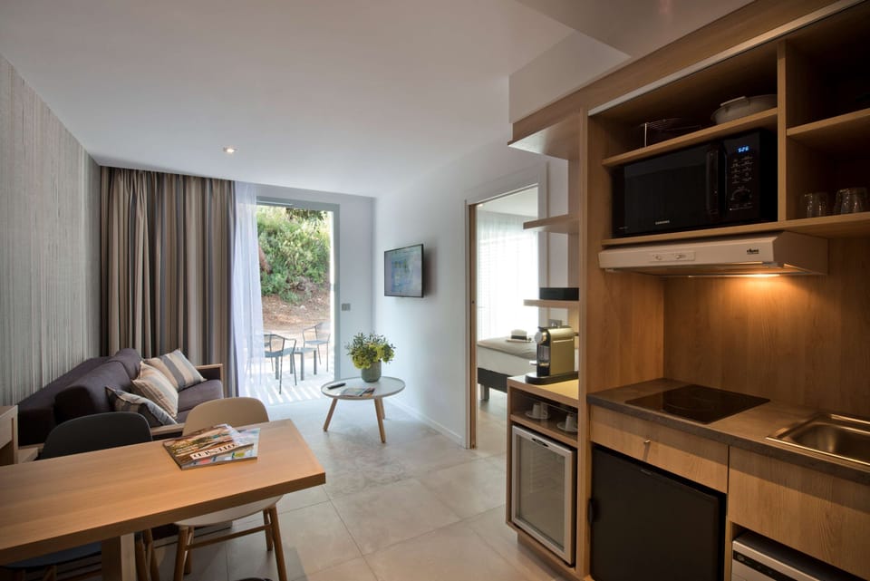 Junior Suite, 1 King Bed, Terrace | Premium bedding, in-room safe, blackout drapes, soundproofing