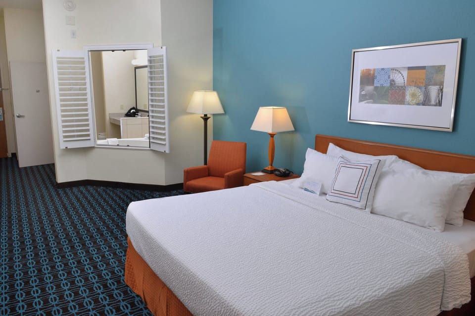Room, 1 King Bed, Bathtub | Premium bedding, minibar, in-room safe, desk