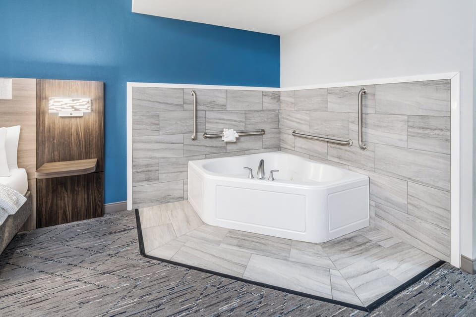 Suite, 1 King Bed, Jetted Tub | Hypo-allergenic bedding available, in-room safe, desk, laptop workspace