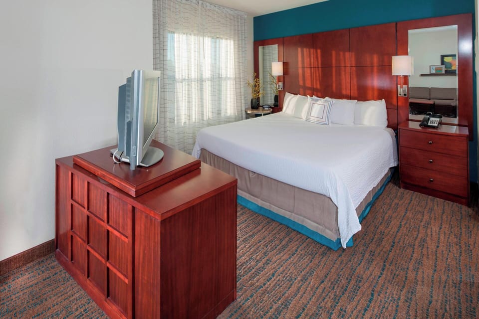 Premium bedding, down comforters, in-room safe, desk