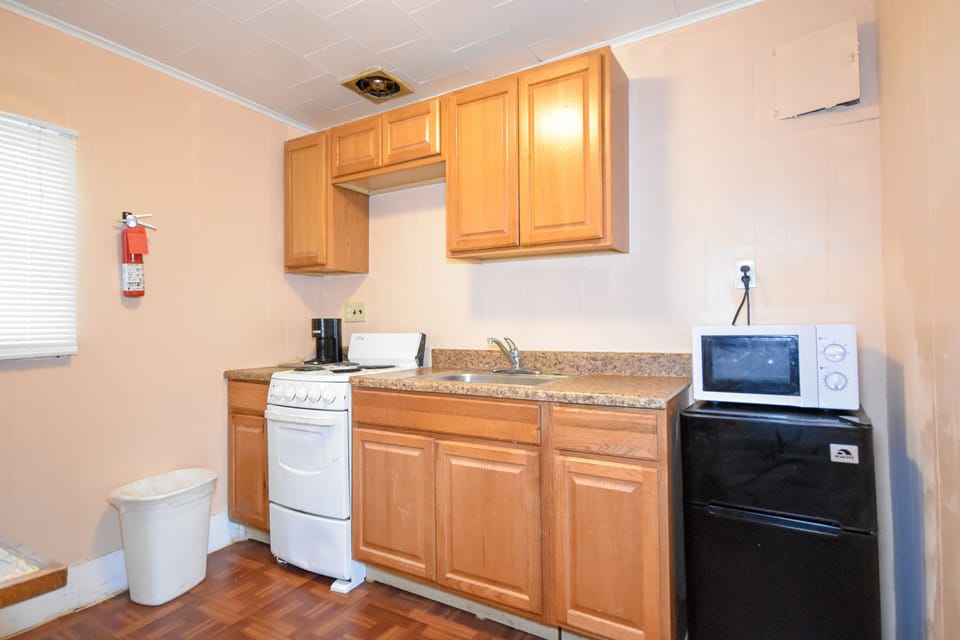 Deluxe Room, 1 Queen Bed | Private kitchenette | Fridge, microwave, coffee/tea maker