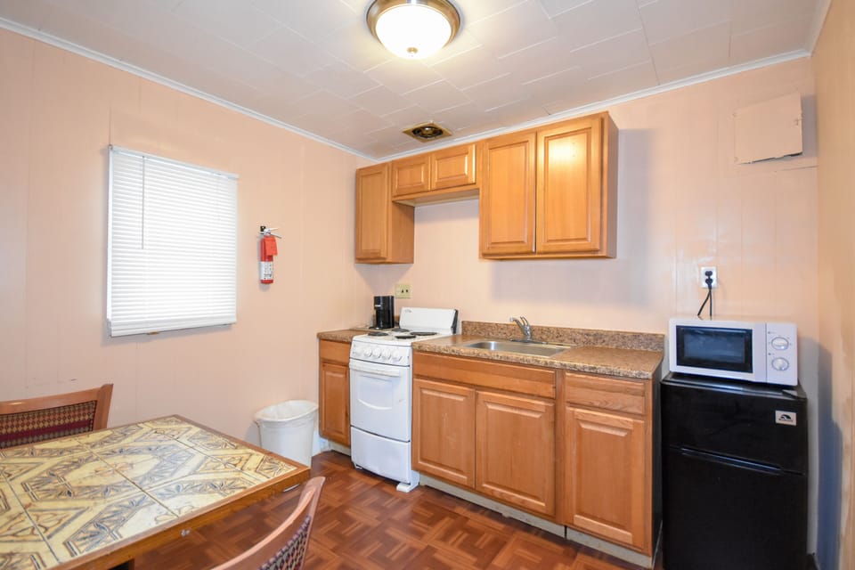 Deluxe Double Room, 2 Bedrooms | Private kitchenette | Fridge, microwave, coffee/tea maker