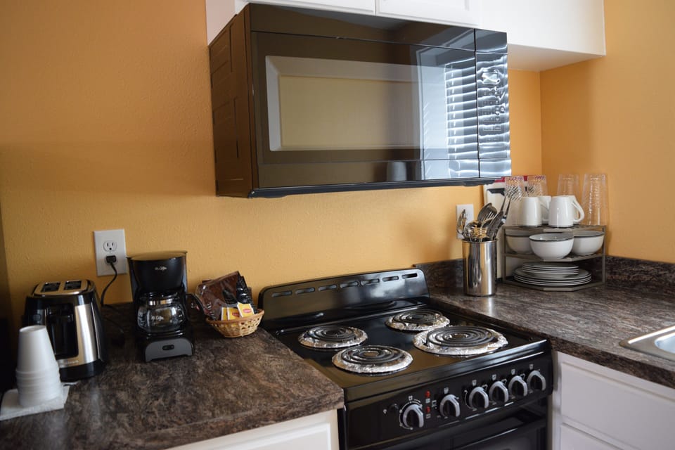 Deluxe Suite 2 King Beds Kitchenette No Pets | Private kitchenette | Coffee/tea maker, fridge, microwave