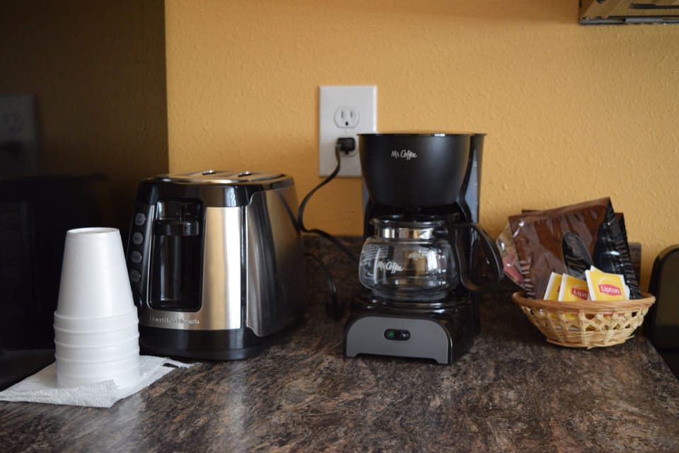 Deluxe Suite 2 King Beds Kitchenette No Pets | Private kitchenette | Coffee/tea maker, fridge, microwave