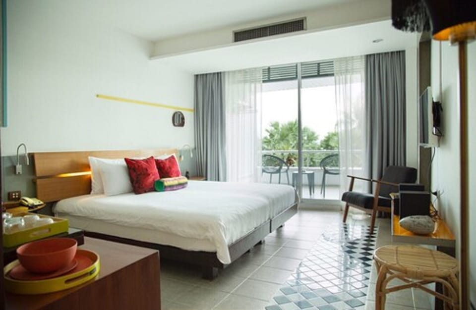 Standard Room, Sea View | Minibar, in-room safe, desk, blackout drapes