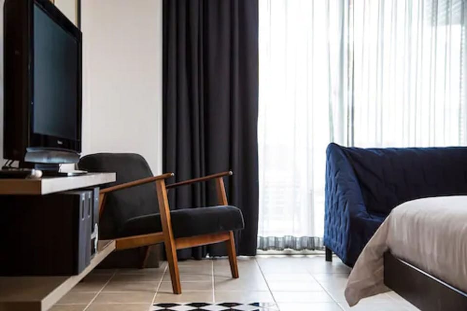 Studio | Minibar, in-room safe, desk, blackout drapes