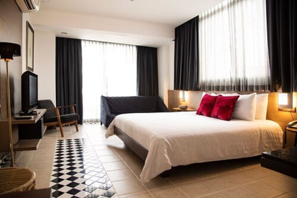 Studio | Minibar, in-room safe, desk, blackout drapes