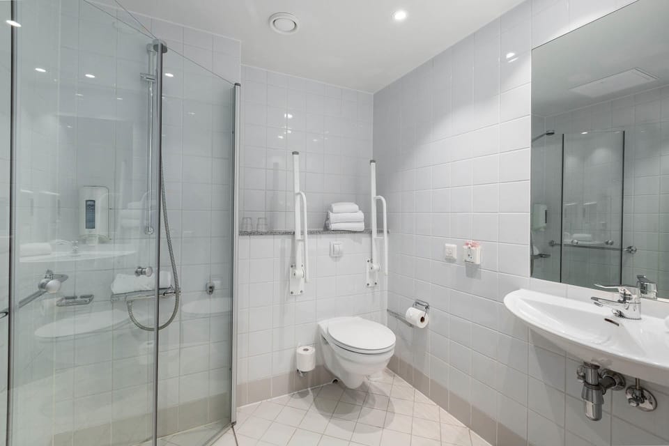 Shower, heated floors, towels