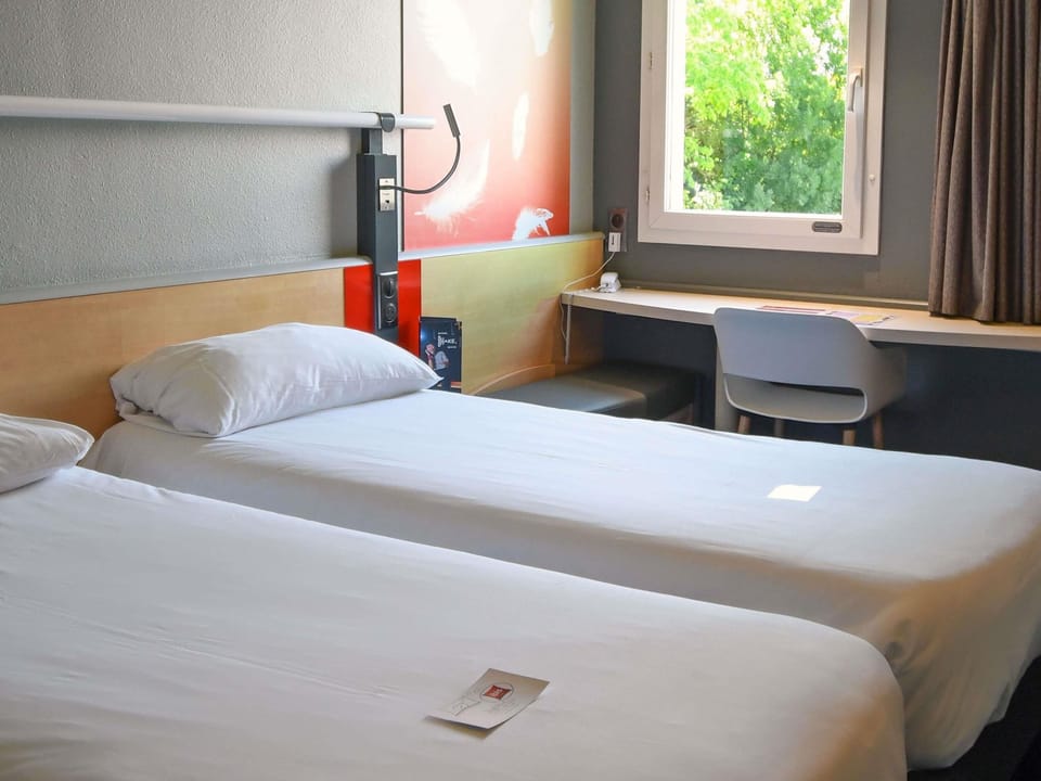 Standard Room, 2 Twin Beds | Premium bedding, desk, blackout drapes, soundproofing
